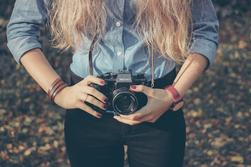 photographe-MANDELIEU LA NAPOULE-min_hand-person-girl-woman-camera-photography-614-pxhere.com