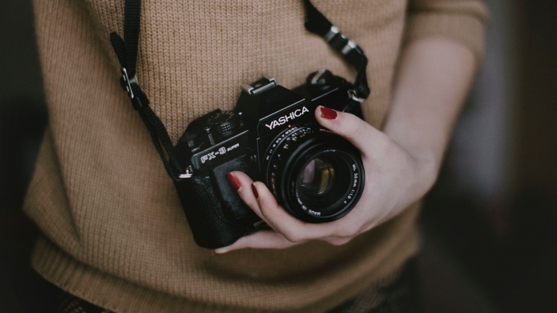 photographe-MANDELIEU LA NAPOULE-min_woman-camera-photography-photographer-slr-dslr-319-pxhere.com